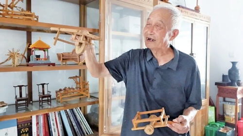 79岁匠人胥明奎坚守60年将城市变迁刻进木艺