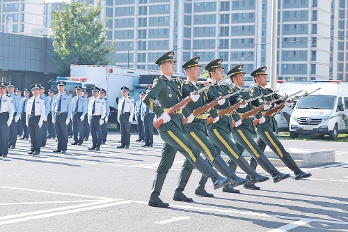 国旗映忠诚 警徽护山河