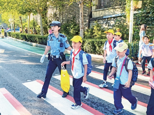 开学季精调信号 护学路全程畅通——济南交警精准施策筑牢校园出行安全防线