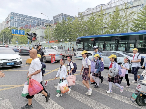 开学季精调信号 护学路全程畅通——济南交警精准施策筑牢校园出行安全防线