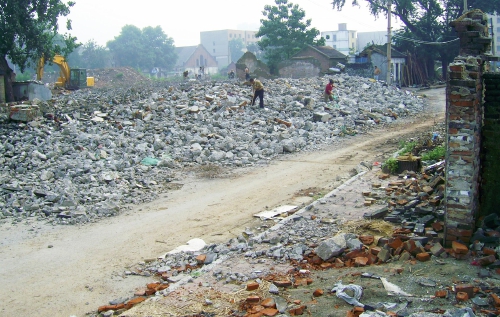 “这是5岁的我，住在官扎营”