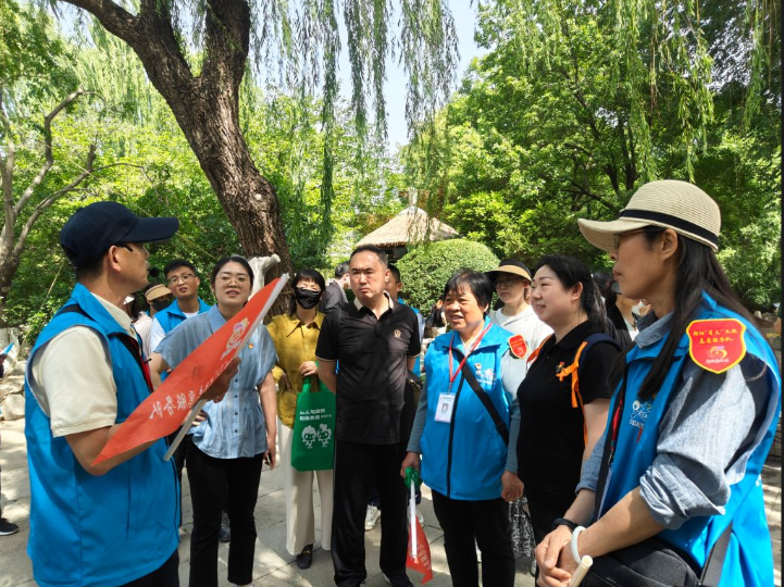 融媒·先锋丨山东“红船”启航地，26位银发志愿者站上讲台——泉畔“故事汇”