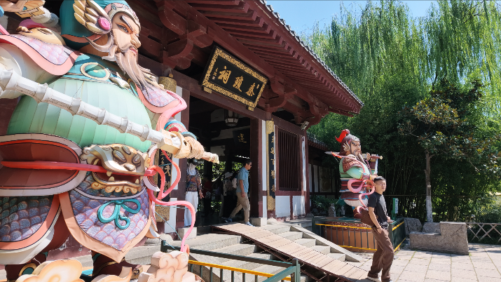 融媒·先锋丨山东“红船”启航地，26位银发志愿者站上讲台——泉畔“故事汇”
