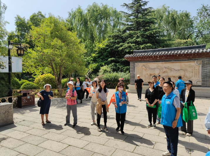融媒·先锋丨山东“红船”启航地，26位银发志愿者站上讲台——泉畔“故事汇”