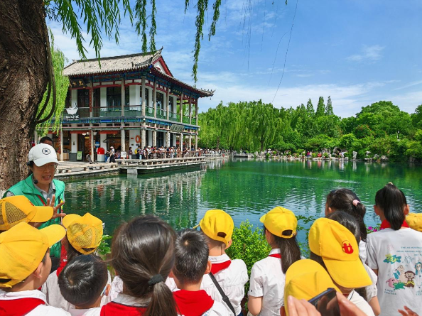 融媒·先锋丨山东“红船”启航地，26位银发志愿者站上讲台——泉畔“故事汇”