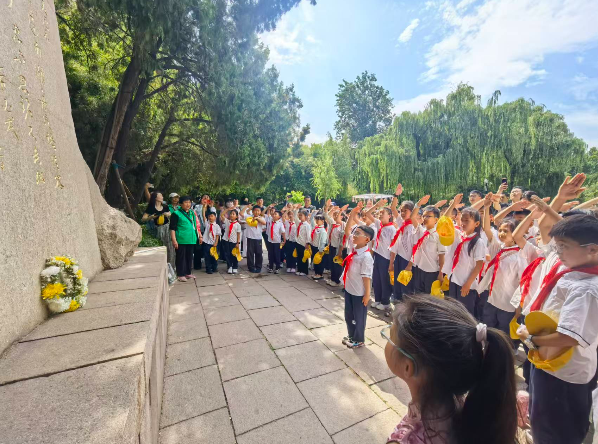 融媒·先锋丨山东“红船”启航地，26位银发志愿者站上讲台——泉畔“故事汇”