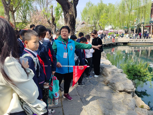融媒·先锋丨山东“红船”启航地，26位银发志愿者站上讲台——泉畔“故事汇”