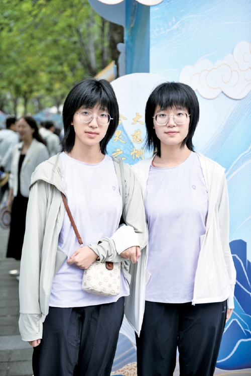 双胞胎姐妹高考分数一模一样，同时考上山东中医药大学