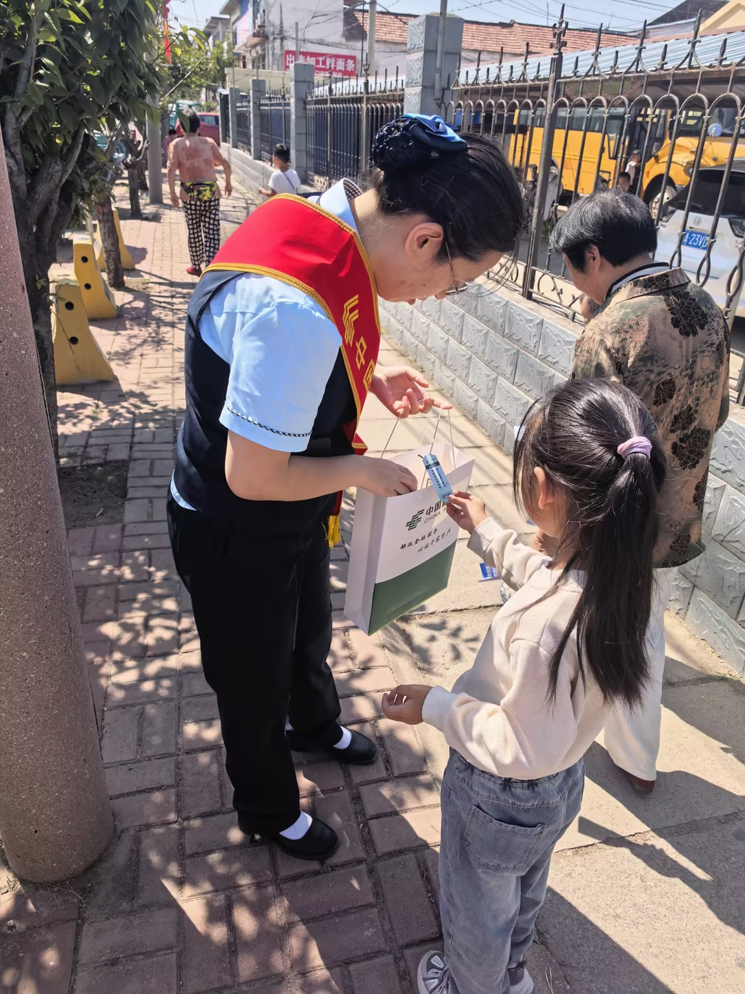 赶大集、进校园、进商圈！消保风险提示送上门——邮储银行济南市分行邮银联合开展金融教育宣传周活动