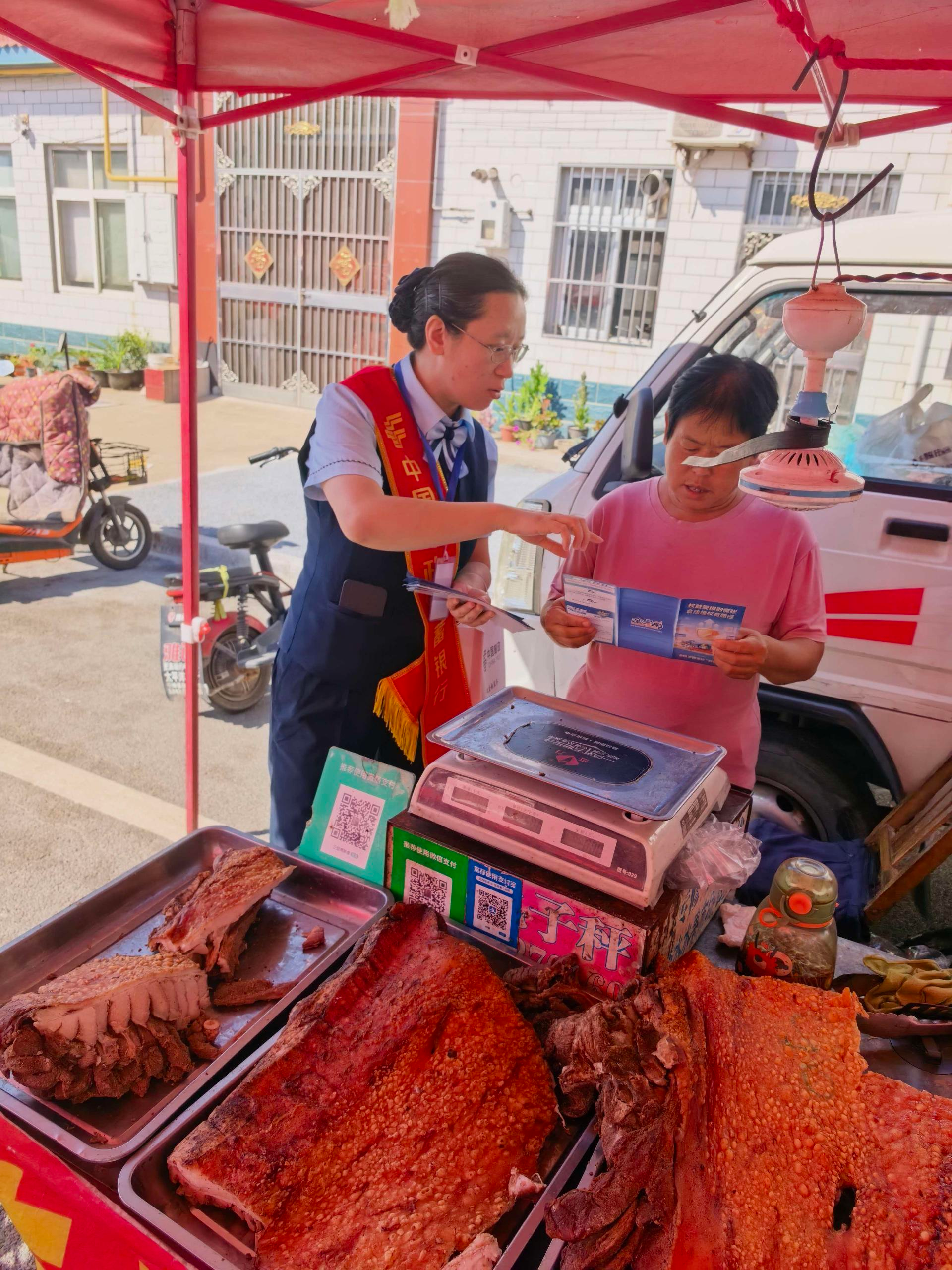 赶大集、进校园、进商圈！消保风险提示送上门——邮储银行济南市分行邮银联合开展金融教育宣传周活动