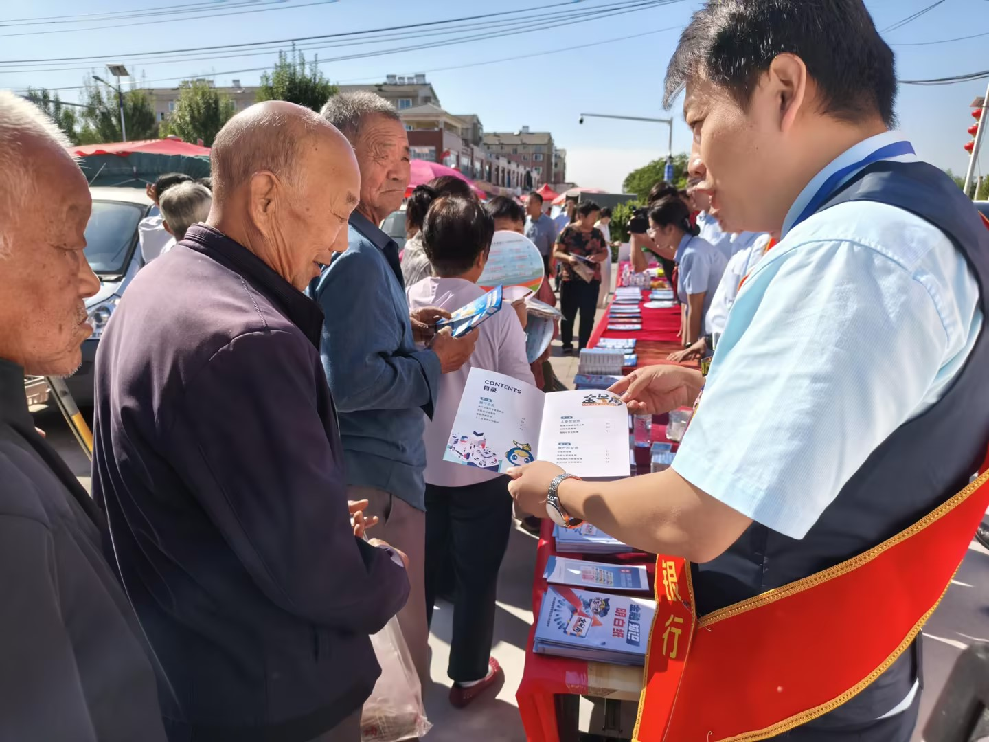 赶大集、进校园、进商圈！消保风险提示送上门——邮储银行济南市分行邮银联合开展金融教育宣传周活动