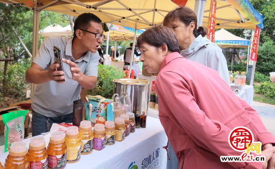 社区里、地铁站、商圈中！泉水人家这周把市集摆进了三个“生活圈”
