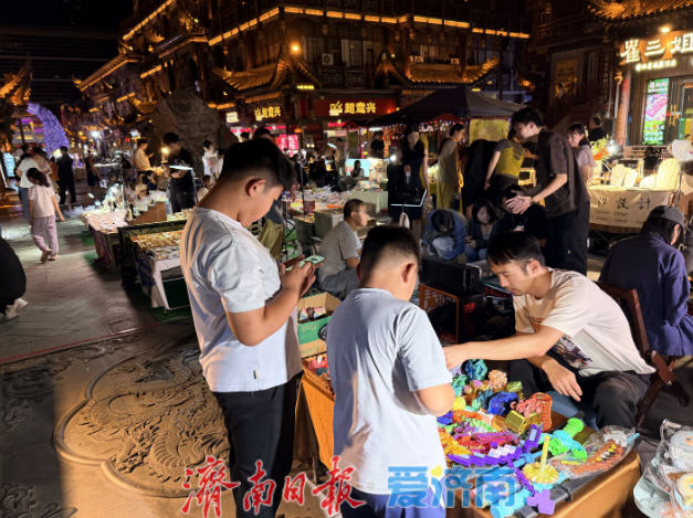 夜经济“玩法”升级 “碰头”市集“碰”出消费新活力