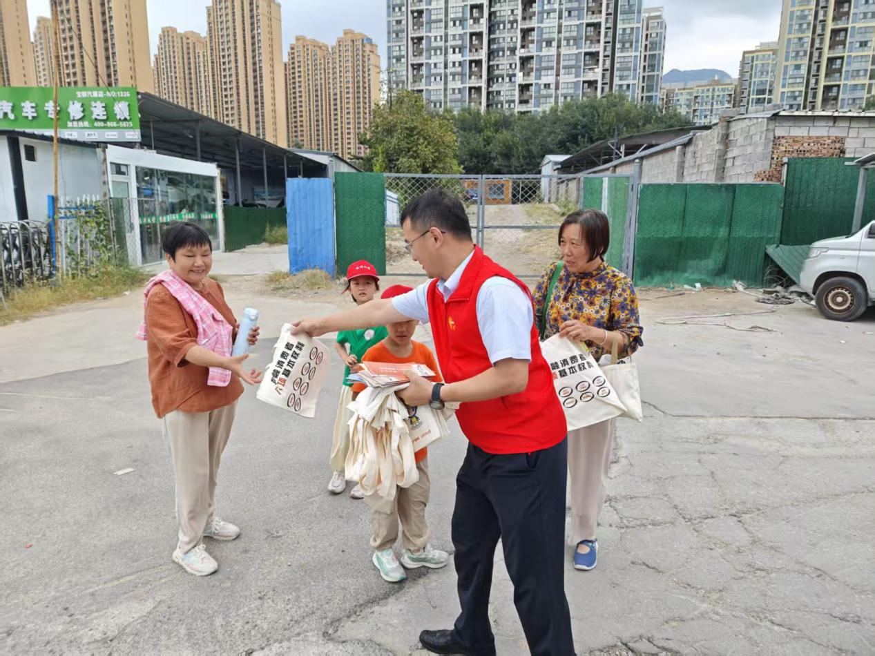 清朗金融网络 守护安心消费——平安产险泰安中心支公司走进叶波大润发开展金融知识宣传活动