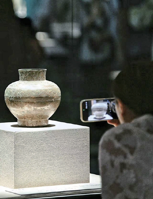 泰山主题大展昨起省博开展 鎏金铜背屏、元君金阙首次“合体”展出