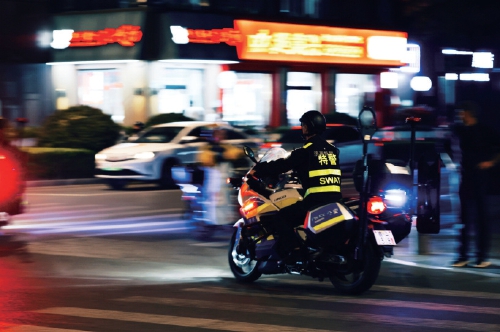 济南特巡警 警力前置护“双节”