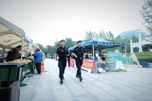 济南特巡警 警力前置护“双节”