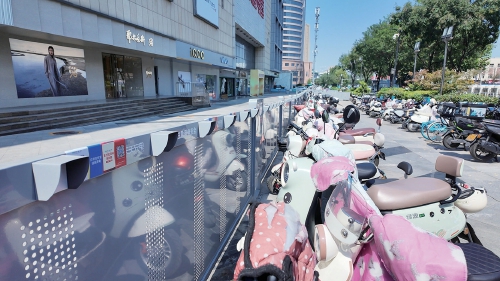融媒·见证丨日均客流6万人，电动车停放问题咋破解？黄金地段“抠”车位