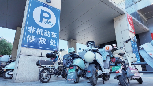 融媒·见证丨日均客流6万人，电动车停放问题咋破解？黄金地段“抠”车位