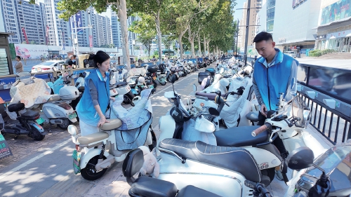 融媒·见证丨日均客流6万人，电动车停放问题咋破解？黄金地段“抠”车位