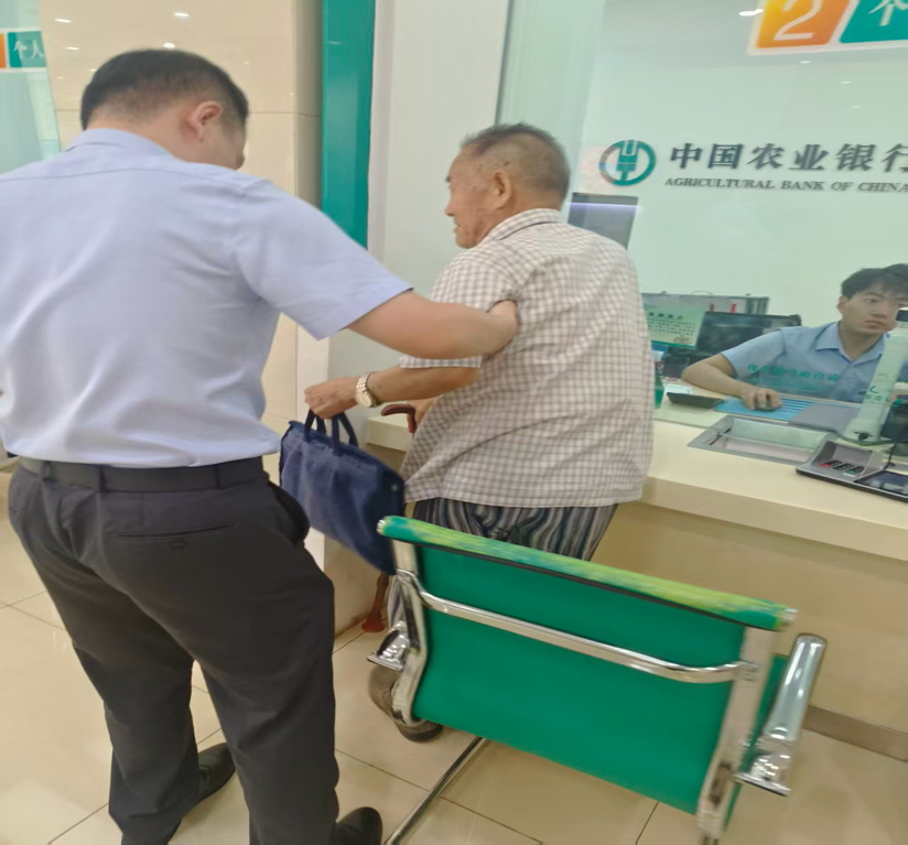 农行济南唐冶支行：细微服务润银发 适老温情暖厅堂