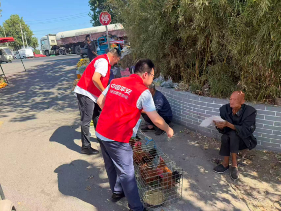 赶大集,话安全,警保联动送平安——平安产险潍坊中心支公司联合青州交警深入乡村大集开展交通安全宣传