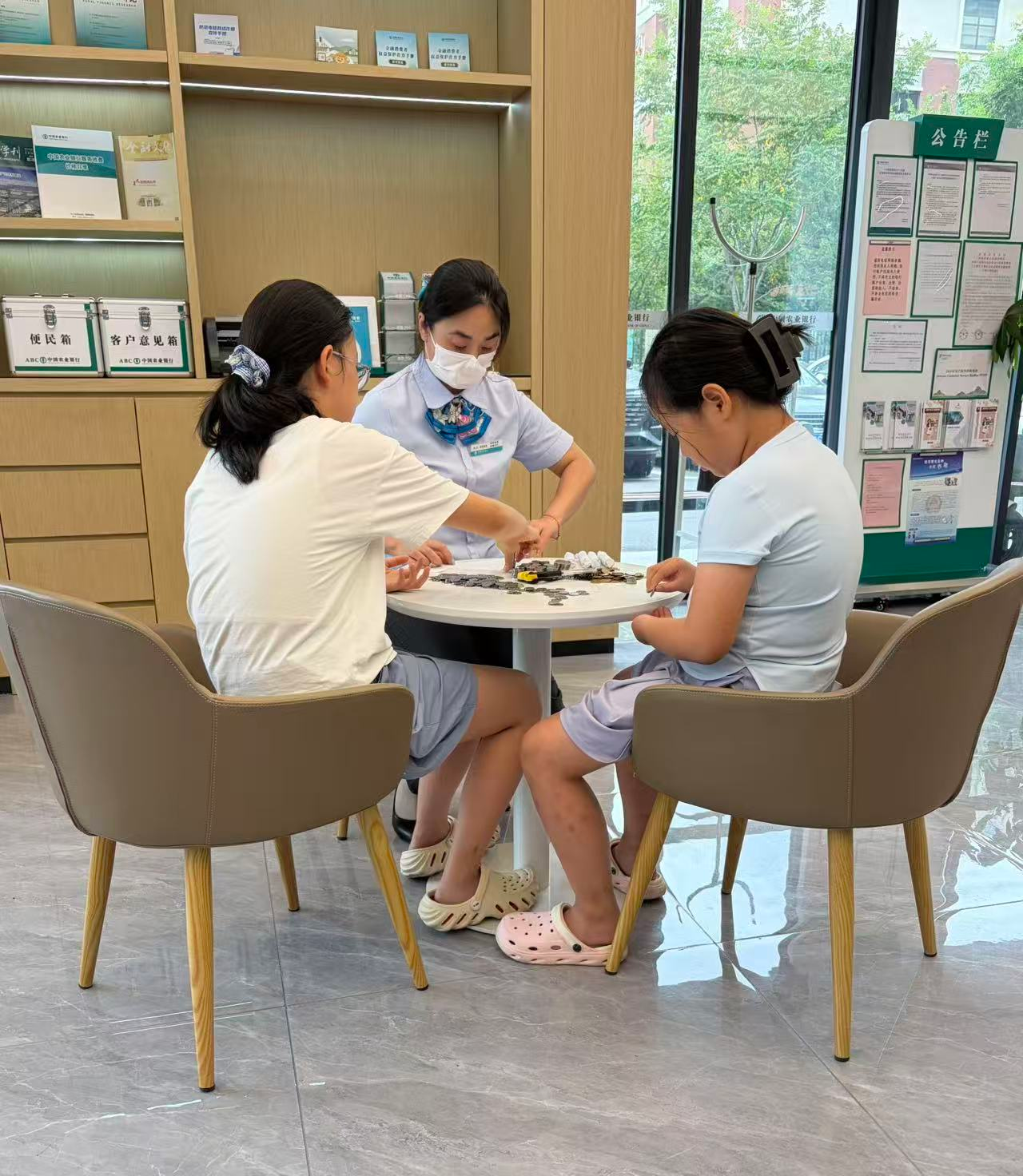 农行济南凤凰支行:细碎零钱藏童真 暖心服务护储蓄