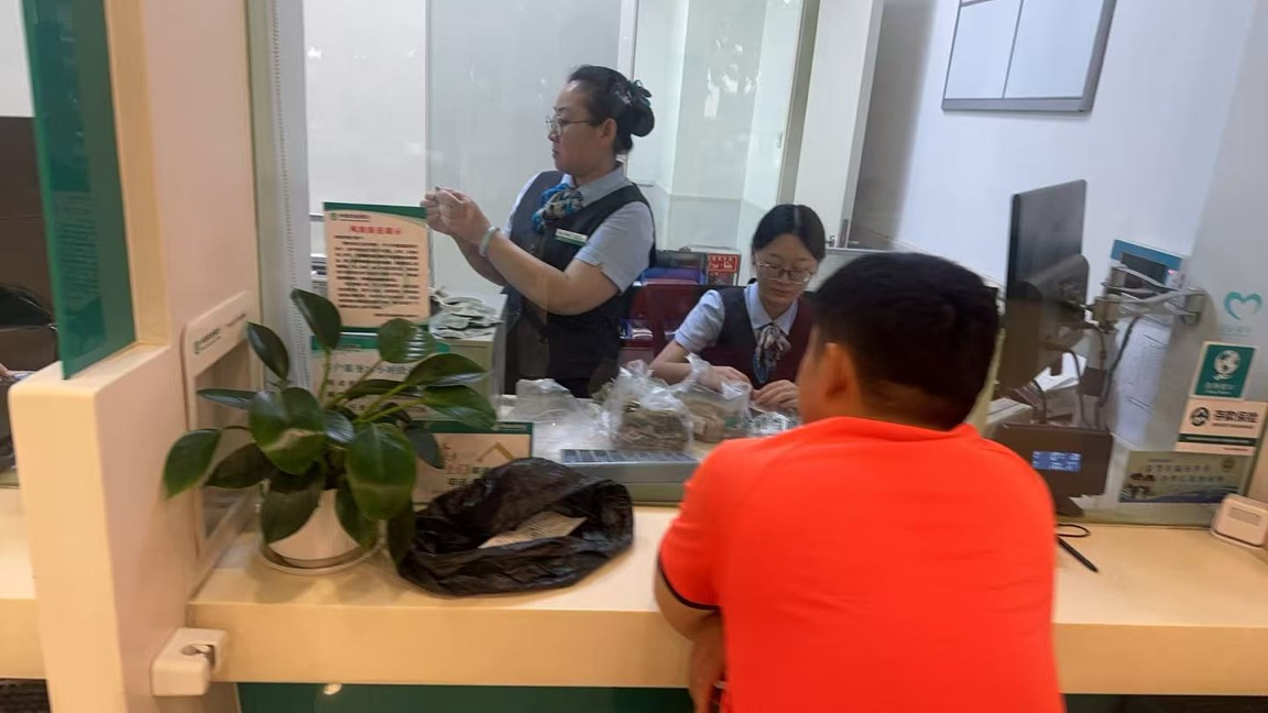 农行济南黄台支行:细致清点残损币 贴心服务暖民心