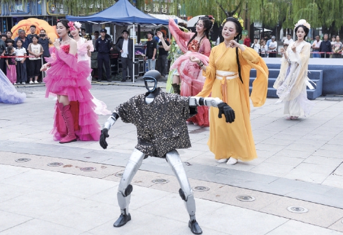 越夜越燃！“月光经济”照亮泉城游 假期第二天30家景区纳客49.78万人次
