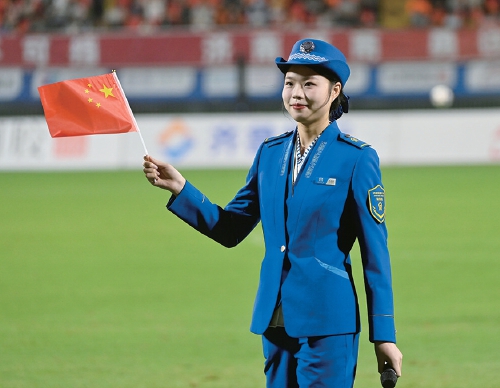 绿茵主场之战，只为一城荣光！《我和我的祖国》唱响，致敬每一位守护者
