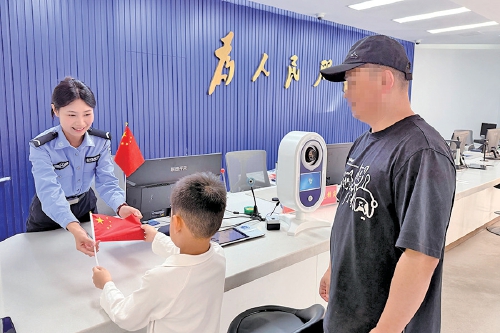 泉城那抹“警”色 是长假最安心的风景