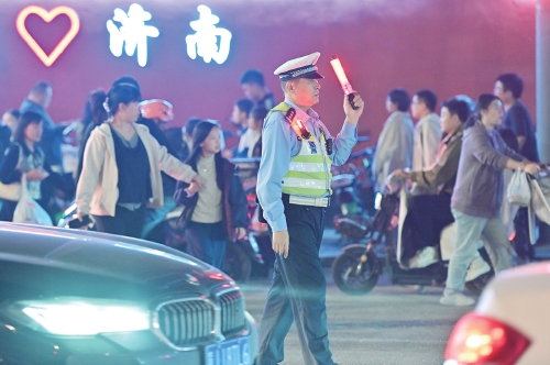 泉城那抹“警”色 是长假最安心的风景
