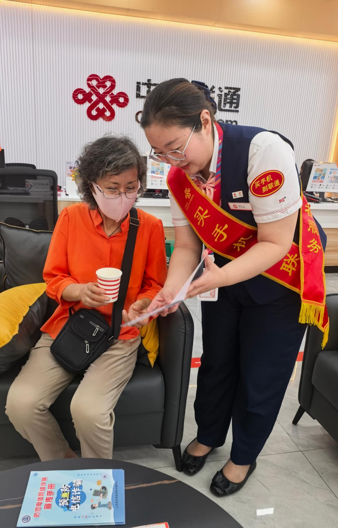 国庆坚守显担当 青年建功践初心——记中国联通济南市分公司“青年文明号”营业厅假期坚守服务纪实