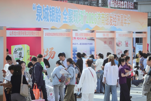 外骨骼机器人让老年人“自如行走” 智能科技解锁养老新场景