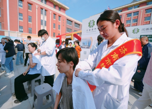 外骨骼机器人让老年人“自如行走” 智能科技解锁养老新场景