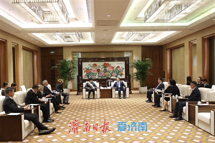 于海田会见意大利奇维塔韦基亚市市长马可·皮恩迪贝内