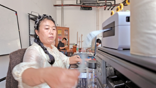 融媒·见证丨方寸直播间，撬动县域经济发展——小屏幕里的大产业