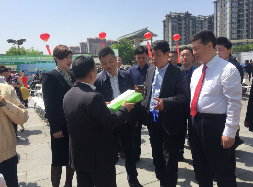 在西洽会上,紫阳县委书记赵立根(右一),县长陈莲(左二)和紫阳焕古庄园