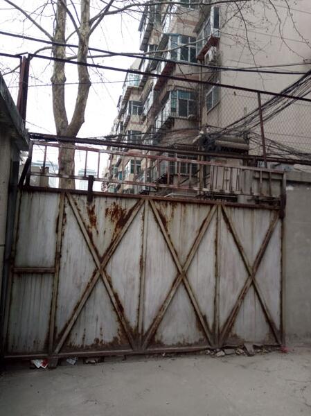 山大南路11号院北大门紧闭 居民进出仅靠一米宽小道