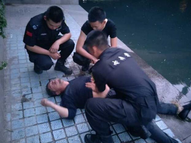 正能量满格！济南泉城广场保安小哥跳河救人