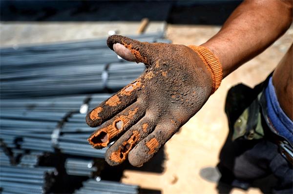 在顺河高架桥北段一处建筑工地,今年45岁的张师傅盯着烈日施工,他的