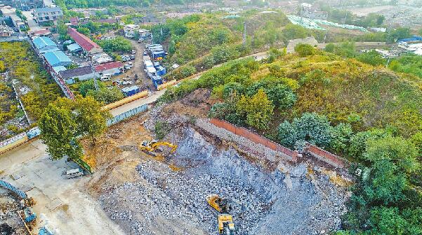 13日,在白馬山北段的山凹村,機一西廠路北側建築大部分已拆除,大型