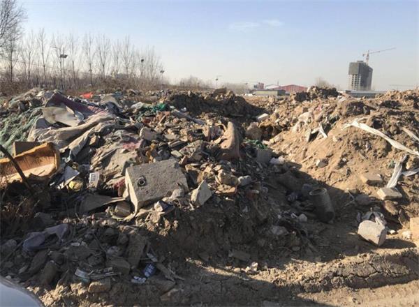 天桥区大桥镇小张村处拆迁渣土裸露 存扬尘隐患