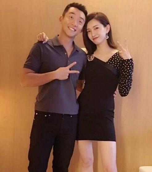 嗯哼的爸爸,霍思燕的老公杜江,他和郑恺陈赫都是一个宿舍的兄弟.