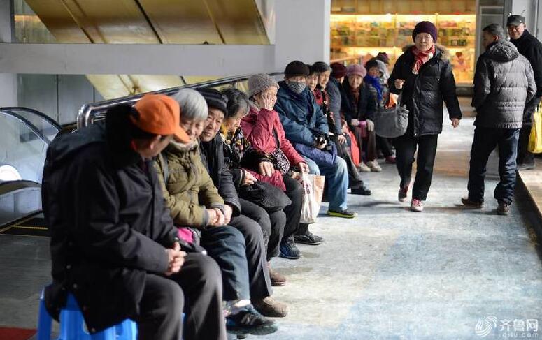 暖心!济南社区开光盘免费餐厅 老人排队就餐