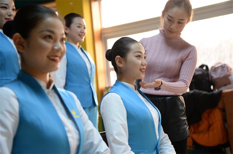 01后女生备战艺考 穿短裙练站姿微笑