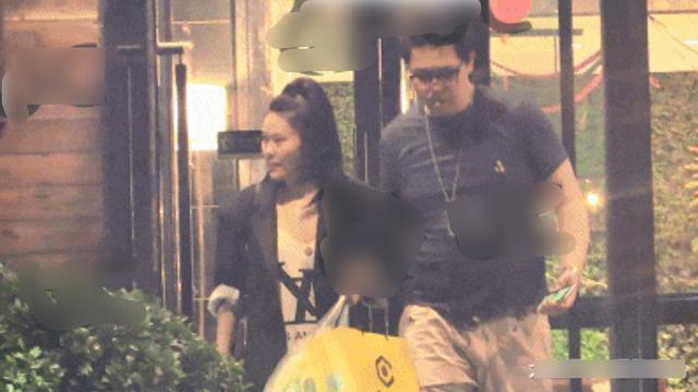 袁娅维新恋情被曝，靠男方肩膀撒娇超亲密，男方身材比刘欢还壮硕