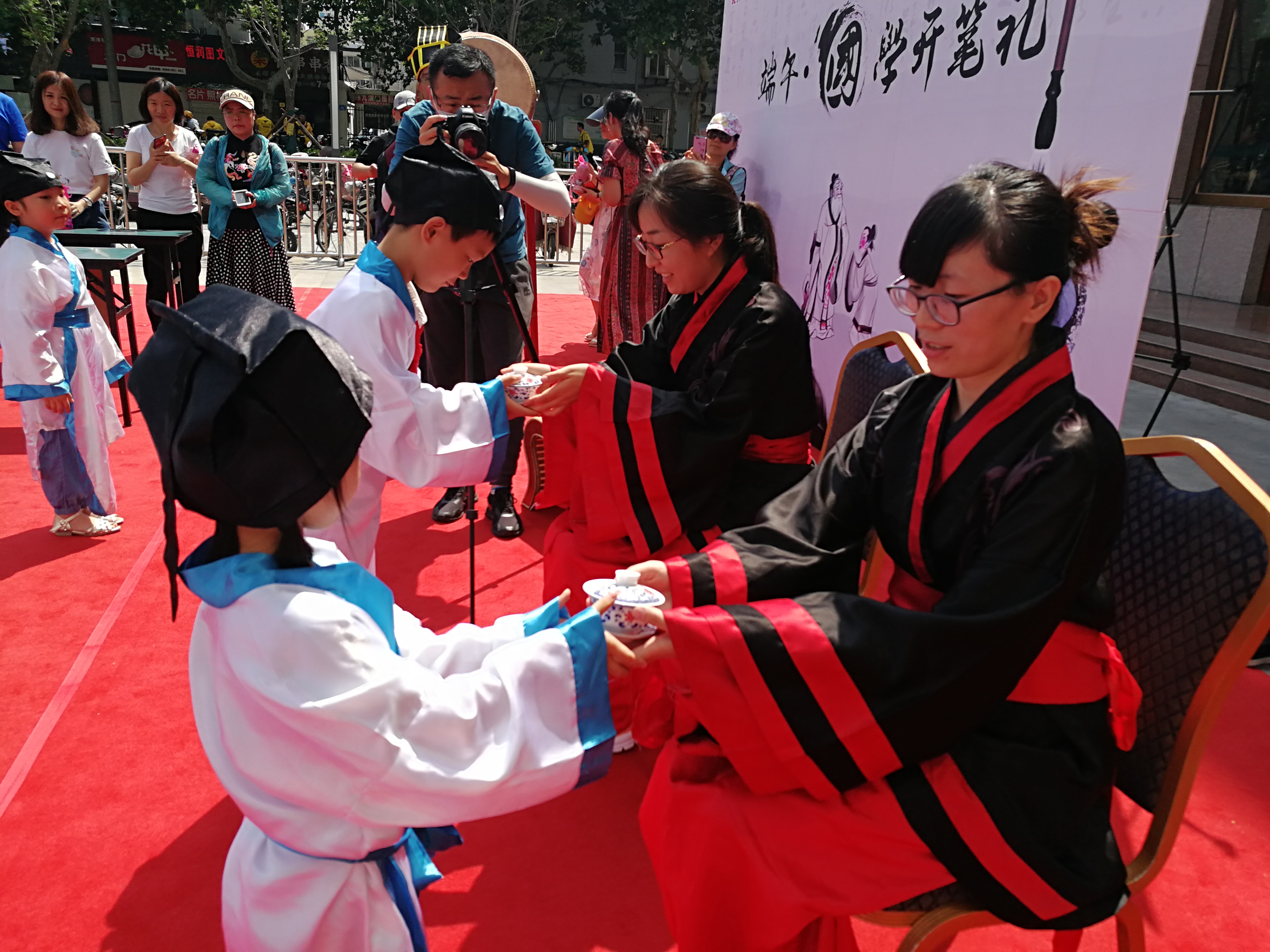 济南华联集团举办"国学开笔礼"弘扬传统文化