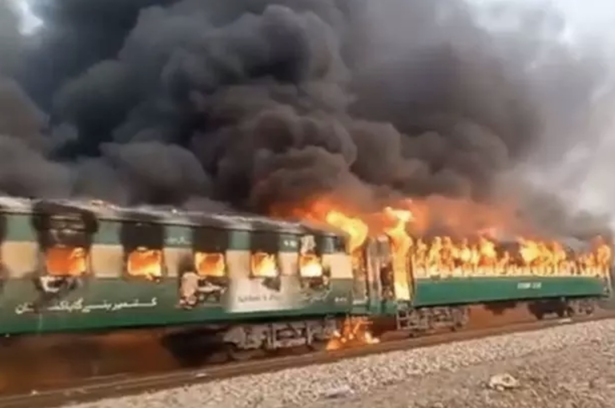 《黎明报》报道,当地时间31日早上,巴基斯坦一列行驶中的火车突然起火