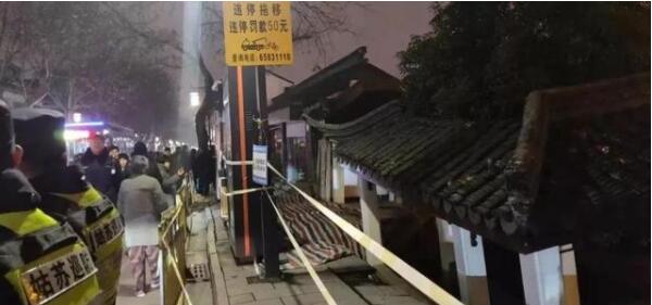 江苏苏州十全街发生塌陷，部分商住户撤离，目击者都看到了什么？